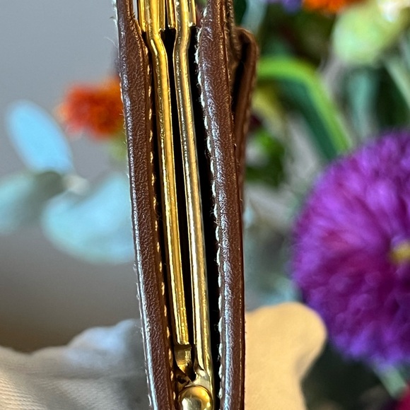 GUCCI Vintage GG Kiss Lock Coin Purse with Snap Detail - 2 compartments - Picture 10 of 11